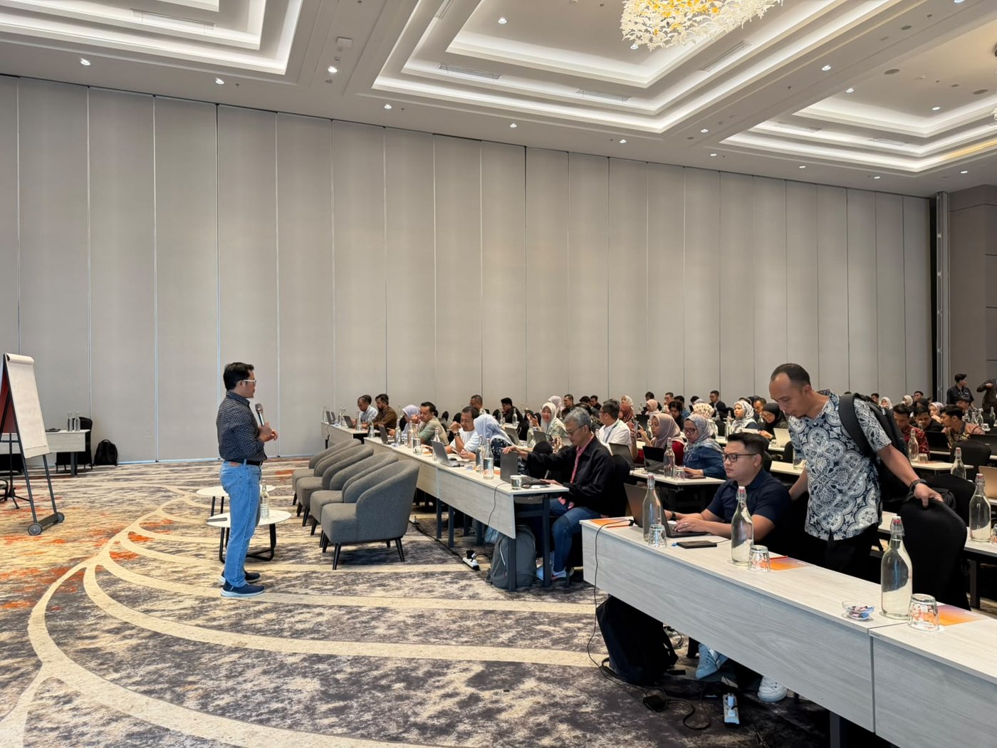 Forum diskusi kelompok dengan puluhan peserta BPRS di ruang ballroom