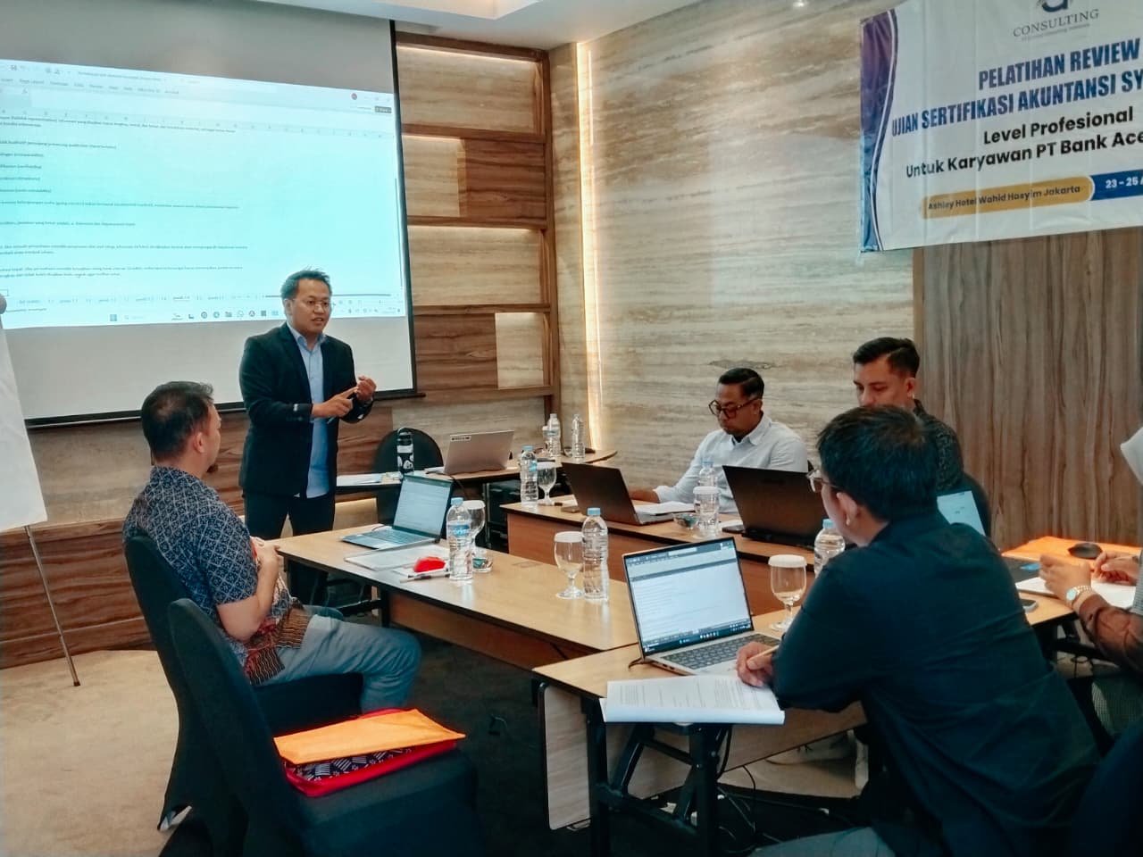 Narasumber G-Consulting memaparkan materi di depan peserta pelatihan review USAS